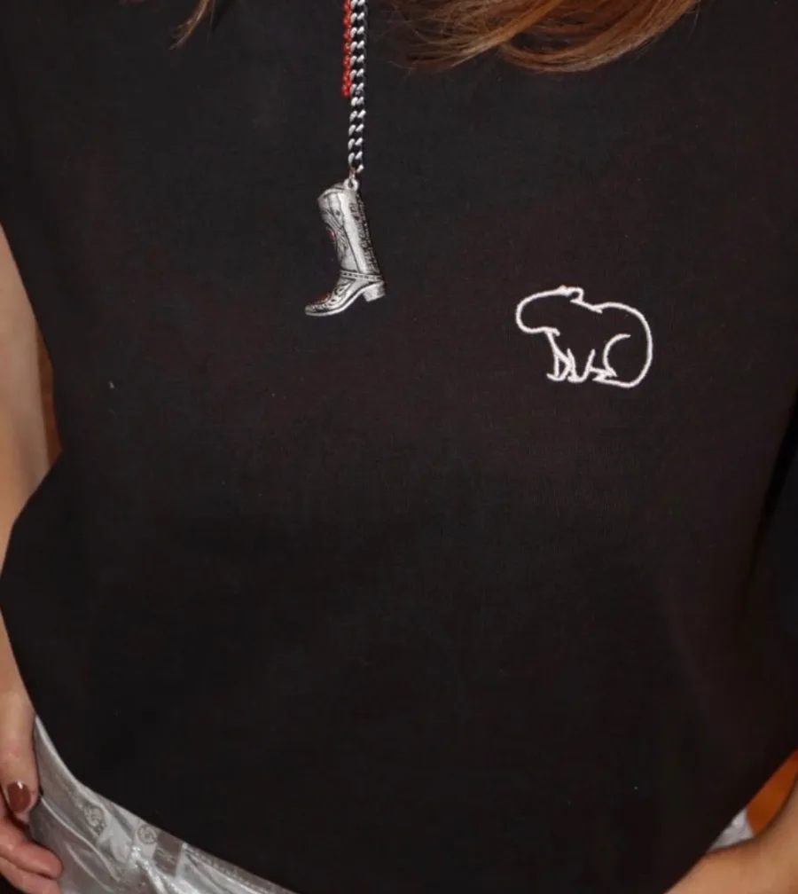 Camiseta negra con el chigüiro bordado
